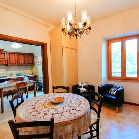 La Casa In Piazza Apartment Toffia Bagian luar foto
