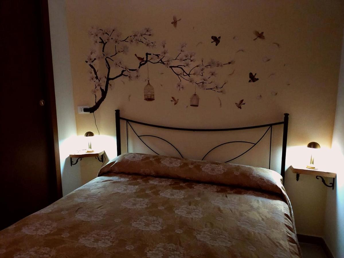 La Casa In Piazza Apartment Toffia Bagian luar foto