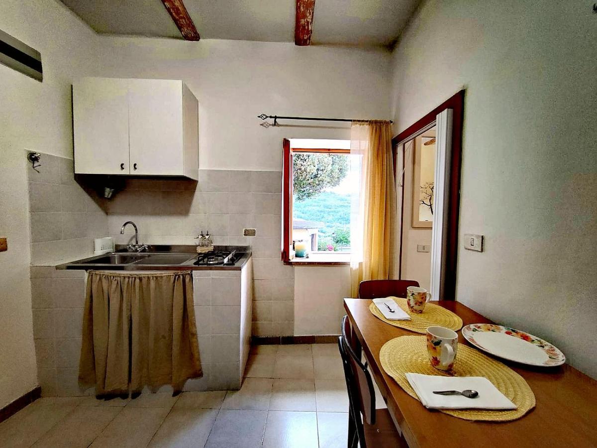 La Casa In Piazza Apartment Toffia Bagian luar foto