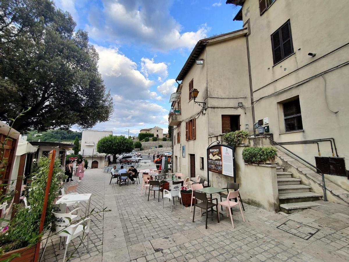 La Casa In Piazza Apartment Toffia Bagian luar foto