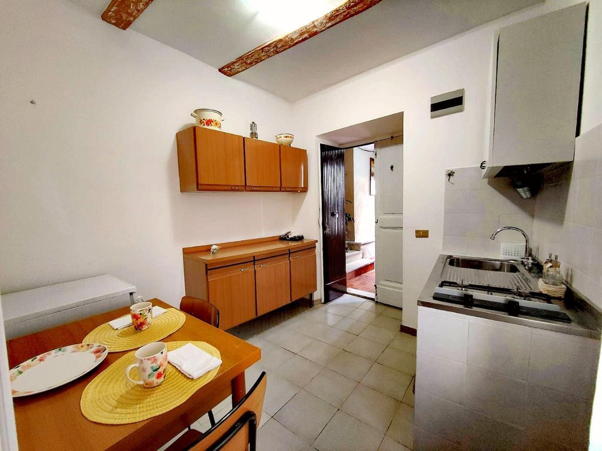 La Casa In Piazza Apartment Toffia Bagian luar foto