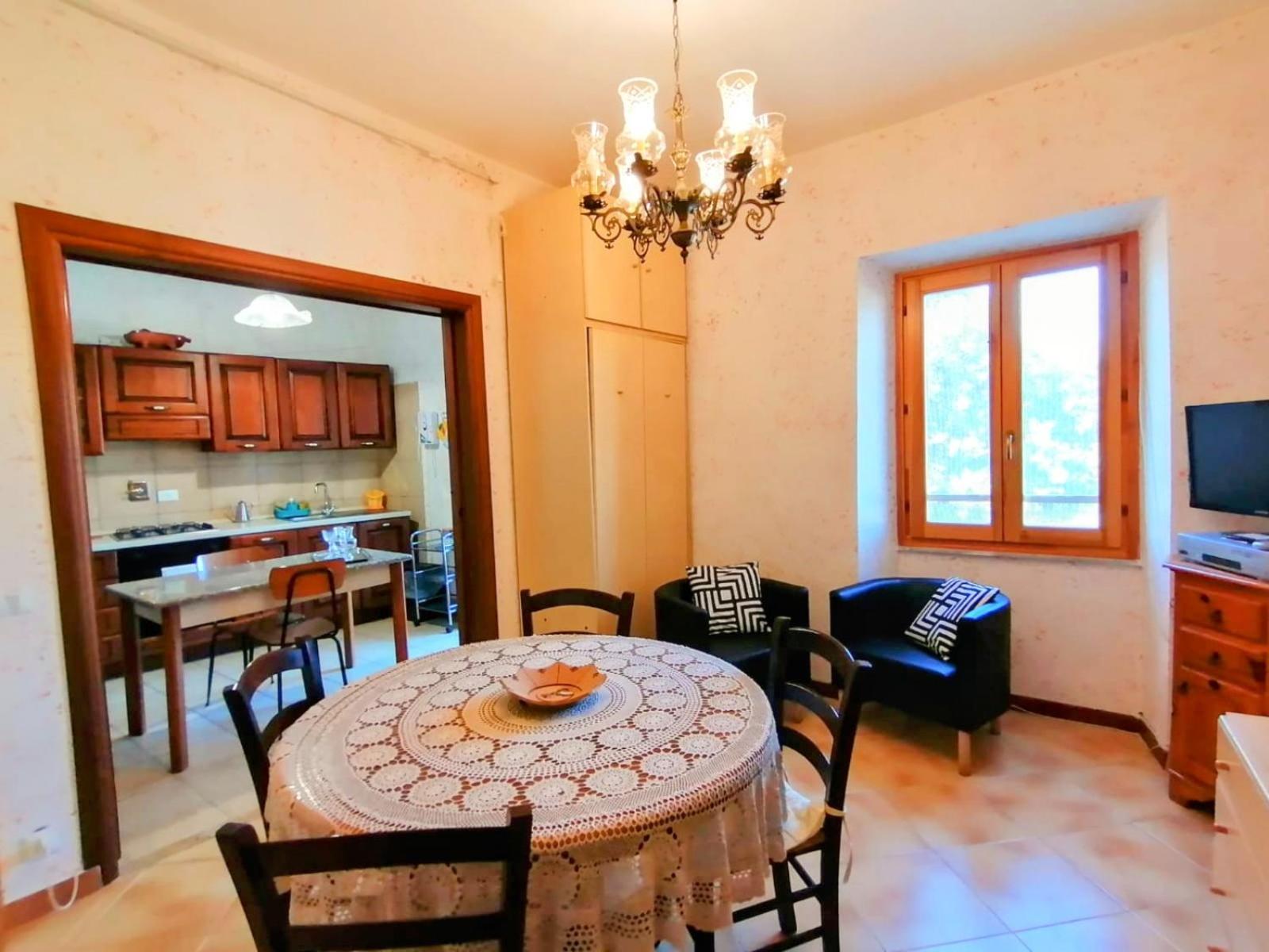 La Casa In Piazza Apartment Toffia Bagian luar foto