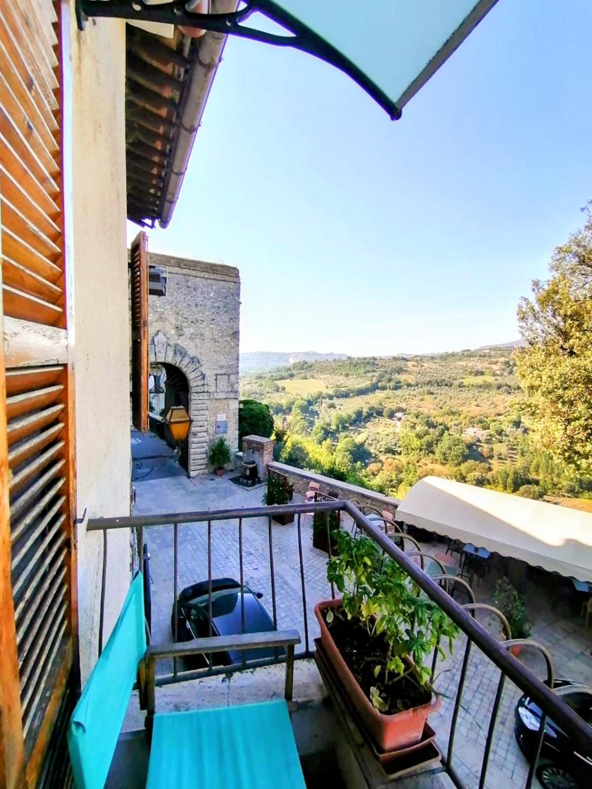 La Casa In Piazza Apartment Toffia Bagian luar foto