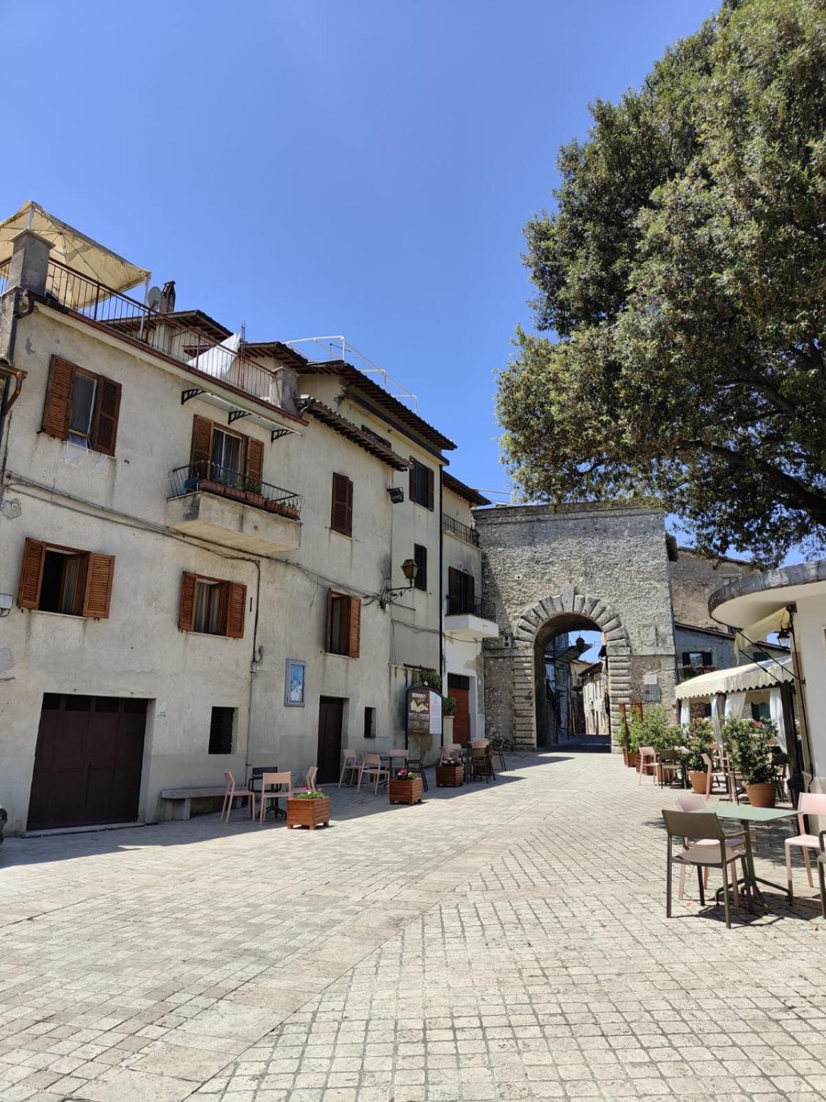 La Casa In Piazza Apartment Toffia Bagian luar foto