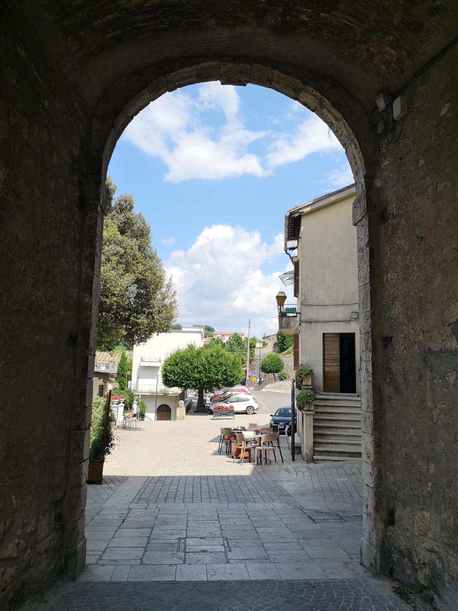La Casa In Piazza Apartment Toffia Bagian luar foto