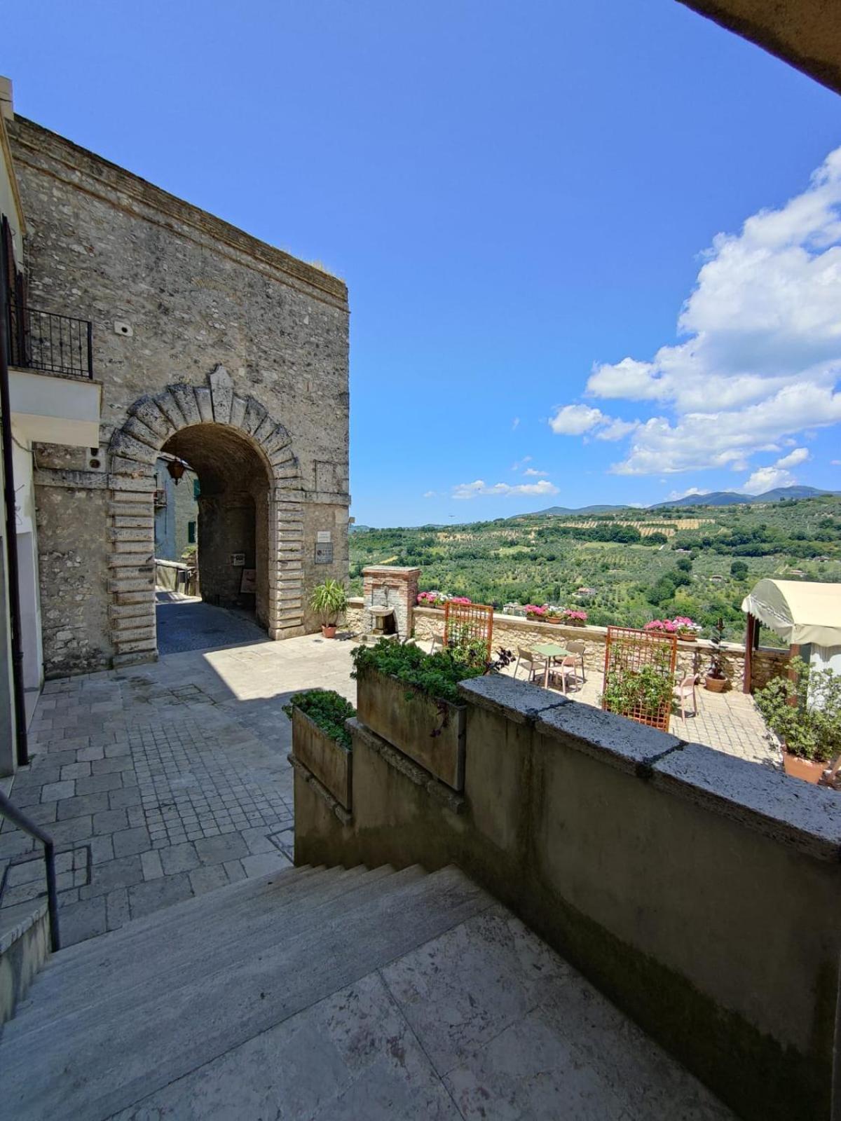 La Casa In Piazza Apartment Toffia Bagian luar foto