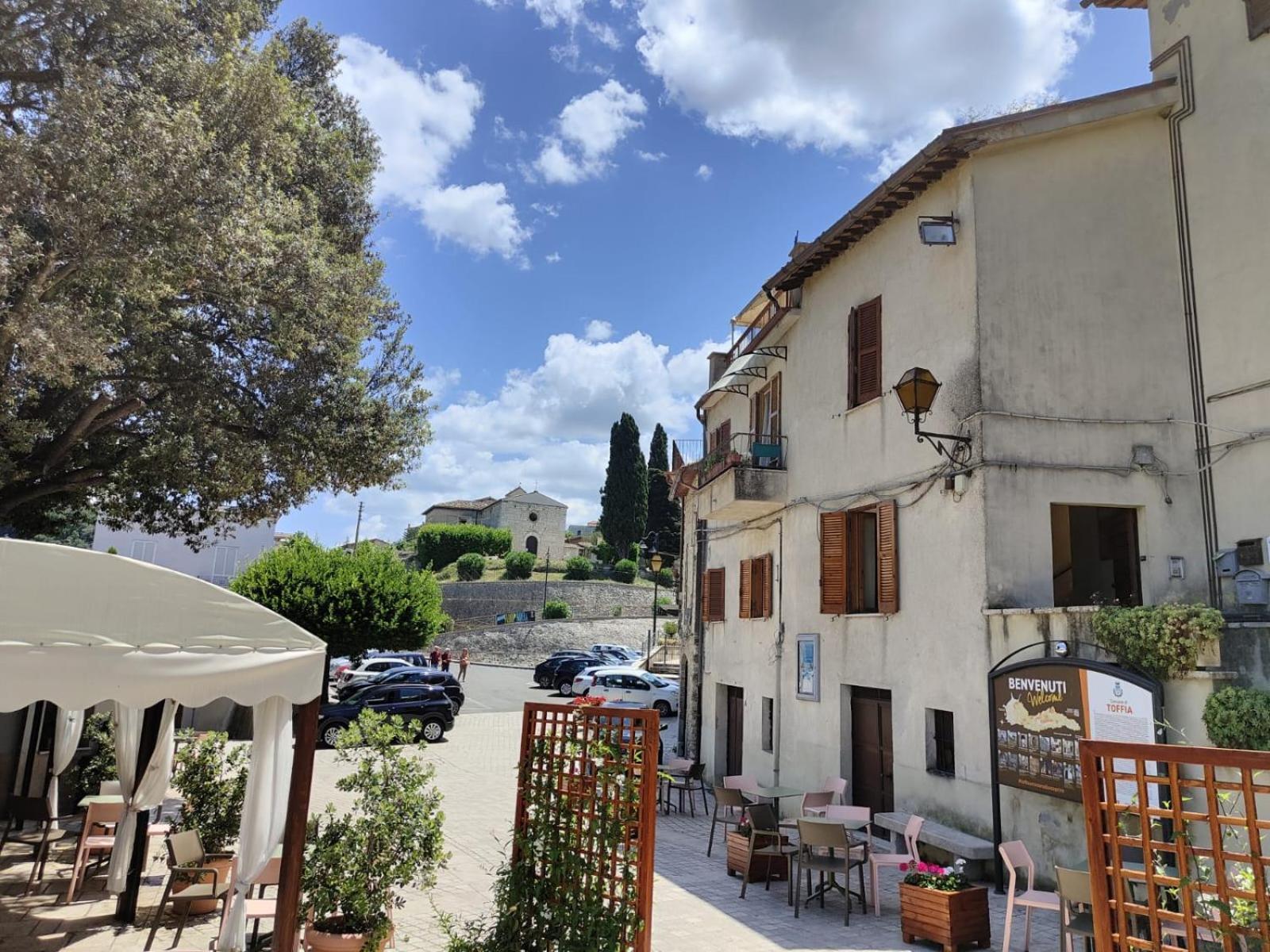 La Casa In Piazza Apartment Toffia Bagian luar foto