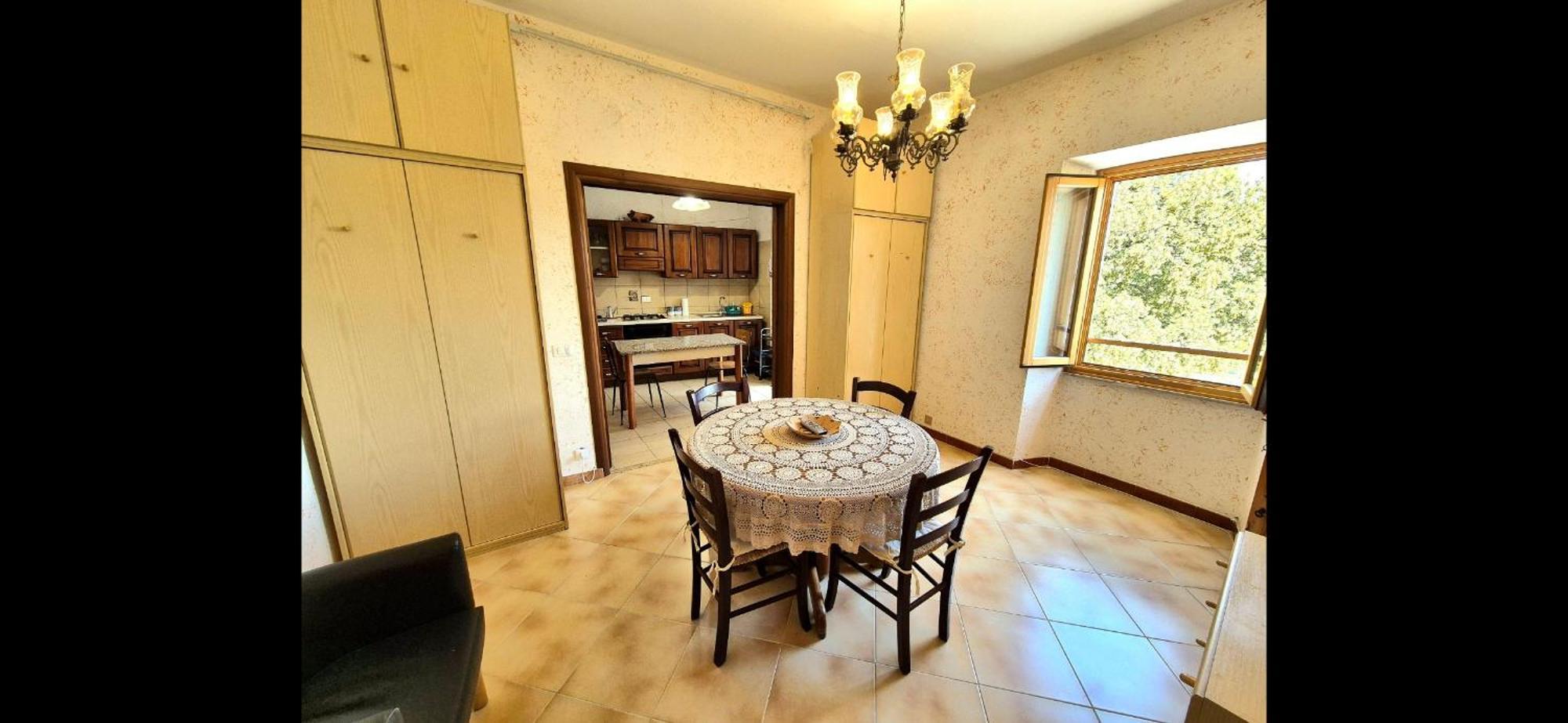 La Casa In Piazza Apartment Toffia Bagian luar foto