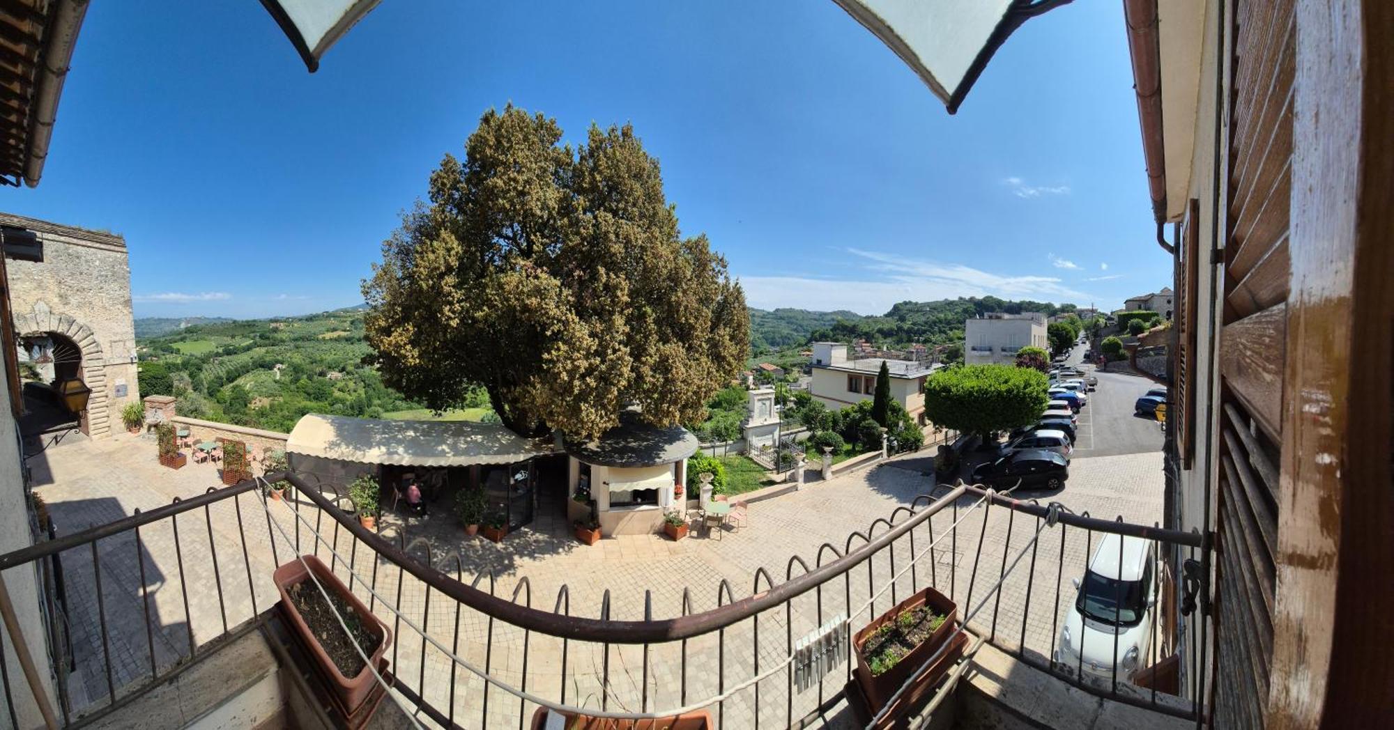 La Casa In Piazza Apartment Toffia Bagian luar foto